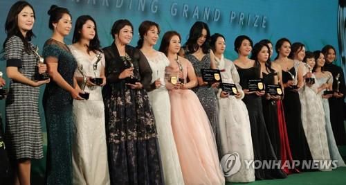 지난해 KLPGA 대상 시상식에서 화려한 드레스로 멋을 한껏 낸 선수들.[연합뉴스 자료사진]