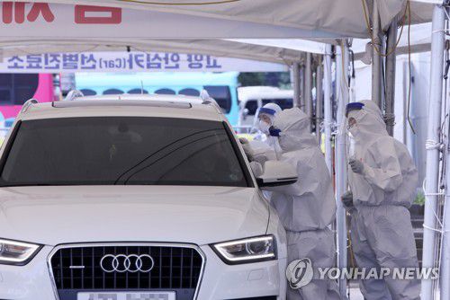 드라이브스루 선별진료소지난 8월 경기 고양시 주교1주차장에 마련된 드라이브스루 선별진료소에서 시민들이 코로나19 검체 채취를 받는 모습. 11.18 [연합뉴스 자료사진]