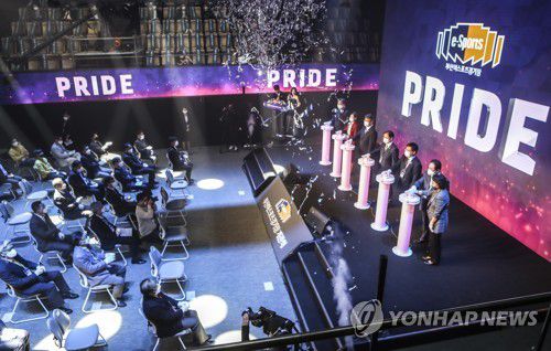 부산에 'e스포츠 상설경기장' 오픈(부산=연합뉴스) 강덕철 기자 = 18일 오후 부산진구 부전동 삼정타워에서 열린 '부산이스포츠(e-sports)경기장' 개관식에 참석한 변성완 부산시장 대행과 오영우 문체부 차관 등 참석자들이 터치 버튼을 누르고 있다.  2020.11.18 kangdcc@yna.co.kr