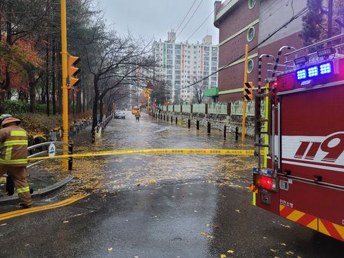 물에 잠긴 남동구 만수동 한 도로[인천소방본부 제공. 재판매 및 DB 금지]