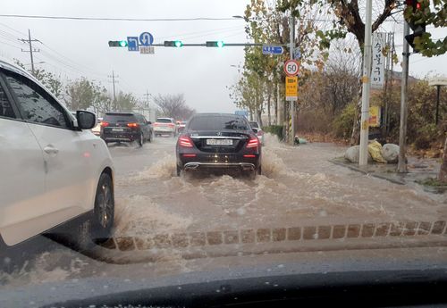 물에 잠긴 남동구 구월동 한 도로[독자 제공. 재판매 및 DB 금지]
