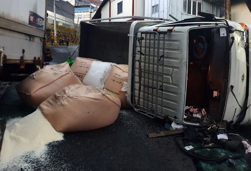 빗길에 전도된 트럭 [경남소방본부 제공·재판매 및 DB 금지]