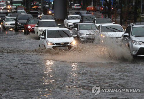출근길 폭우에 침수된 도로[연합뉴스 자료사진]