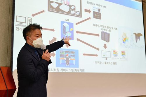 '실내외 끊김 없는 위치인식 기술' 설명하는 KIST 이택진 박사 [한국과학기술연구원 제공. 재판매 및 DB 금지]