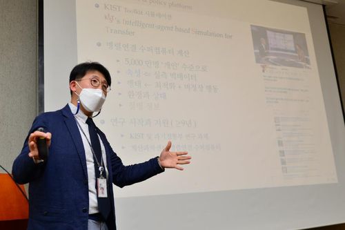 'KIST 툴킷 시뮬레이션' 설명하는 KIST 김찬수 박사[한국과학기술연구원 제공. 재판매 및 DB 금지]
