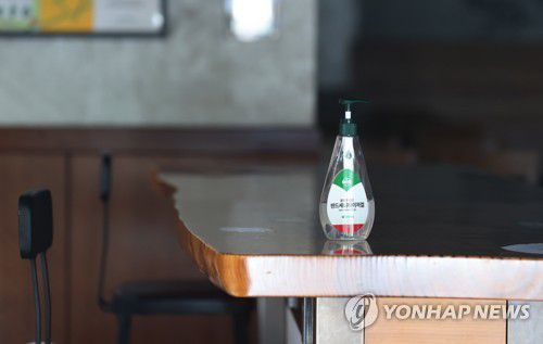 임시 휴점한 카페엔 손소독제만   [연합뉴스 자료사진]