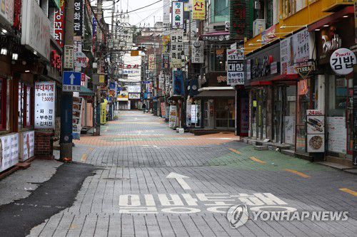 연대, 서강대 확진자 발생에 신촌 대학가 비상(서울=연합뉴스) 신준희 기자 = 연세대, 서강대 등 신촌지역 대학교에서 코로나19 확진자가 잇따라 발생하고 있는 22일 신촌 먹자골목이 주말 점심시간임에도 불구하고 한산한 모습을 보이고 있다. 2020.11.22 hama@yna.co.kr