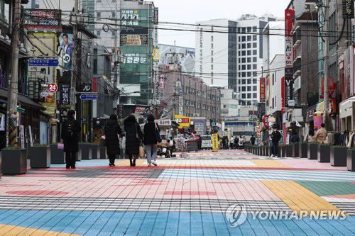 확진자 증가에 홍대거리 '조용'(서울=연합뉴스) 신준희 기자 = 코로나19 일일 신규 확진자가 300명대를 이어가고 있는 22일 홍대 거리가 주말 점심시간임에도 불구하고 한산한 모습을 보이고 있다. 2020.11.22 hama@yna.co.kr