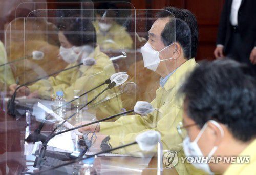 정 총리 "수도권 거리두기 2단계 조정방안 논의"(서울=연합뉴스) 백승렬 기자 = 정세균 국무총리가 22일 오후 정부서울청사에서 열린 신종 코로나바이러스 감염증(코로나19) 대응 중앙재난안전대책본부(중대본) 회의를 주재하고 있다. 2020.11.22 srbaek@yna.co.kr