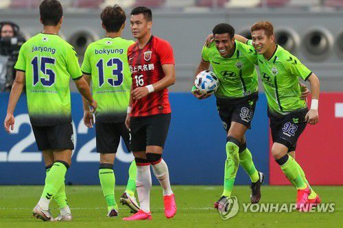 구스타보의 동점 골 자축하는 전북 선수들[AFP=연합뉴스]