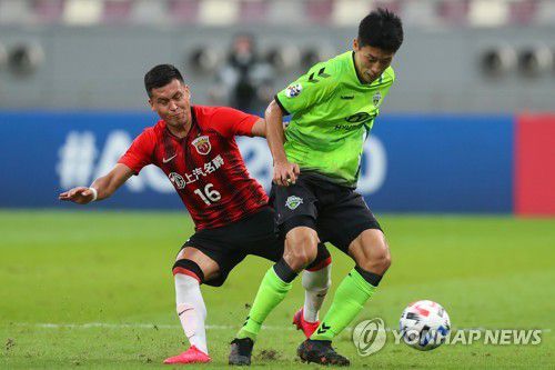 상대 선수와 볼 다투는 전북 조규성[AFP=연합뉴스]