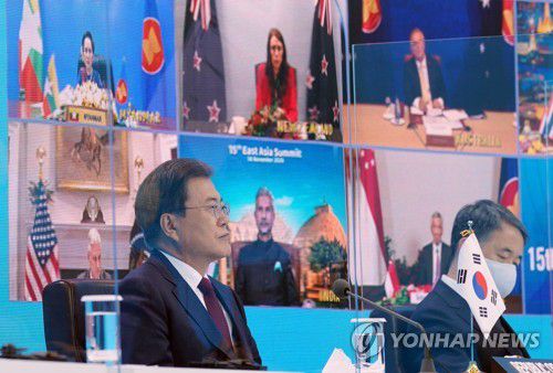 동아시아정상회의 참석한 문 대통령문재인 대통령이 2020년 11월 14일 오후 청와대에서 화상으로 개최된 제15차 동아시아 정상회의에 참석하고 있다. [연합뉴스 자료사진]