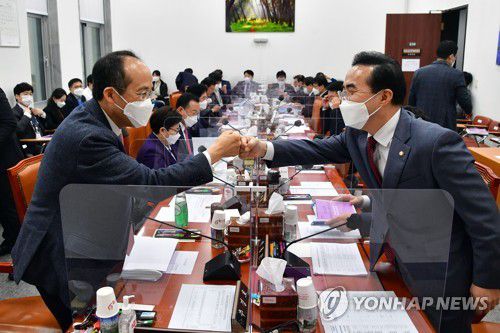 인사하는 박홍근과 추경호(서울=연합뉴스) 하사헌 기자 = 20일 국회에서 열린 예산결산특별위원회 예산안등조정소위원회에서 박홍근 더불어민주당 예결위 간사와 추경호 국민의힘 예결위 간사가 인사를 하고 있다.  2020.11.20 toadboy@yna.co.kr