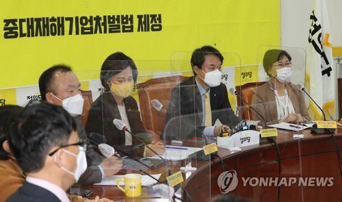 대표단회의에서 발언하는 김종철(서울=연합뉴스) 하사헌 기자 = 정의당 김종철 대표가 23일 서울 여의도 국회에서 열린 대표단회의에서 발언하고 있다. 2020.11.23 toadboy@yna.co.kr