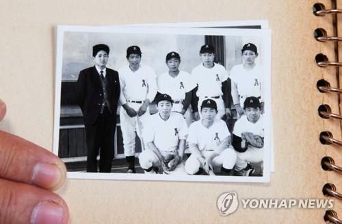 14살 때의 스가 요시히데(뒷줄 오른쪽)(도쿄 로이터=연합뉴스)