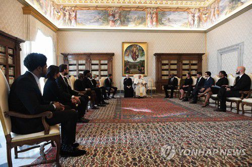 프란치스코 교황과 NBA 선수들의 만남. [AFP=연합뉴스]