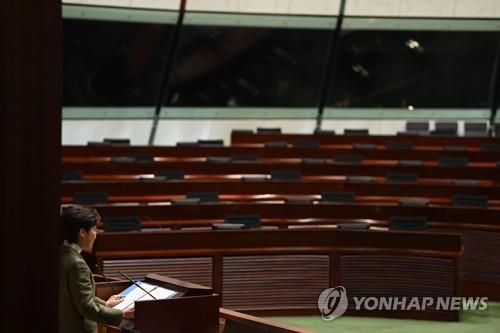 캐리람 홍콩 행정장관이 25일 입법회에서 시정연설을 하고 있다. 평소 야당 의원들이 앉던 자리는 텅 비어있다. [AFP=연합뉴스]