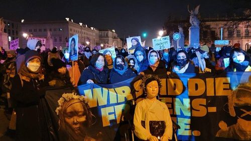 세계 여성 폭력 추방의 날을 맞아 열린 도심 집회의 소녀상과 시위대 [베를린=연합뉴스]