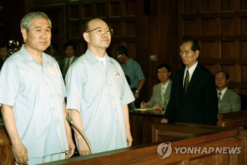 1996년 8월 26일 서울지법 1심 선고공판 출석한 전두환(오른쪽), 노태우 전 대통령[연합뉴스 자료사진]