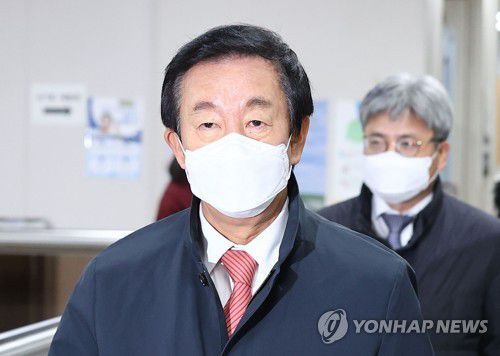 법정 향하는 김성태 전 의원(서울=연합뉴스) 한종찬 기자 = KT에 딸 채용을 청탁한 혐의를 받고 있는 김성태 전 미래통합당 의원이 20일 오후 서울 서초구 서울고등법원에서 열린 2심 선고 공판에 출석하고 있다. 2020.11.20 saba@yna.co.kr