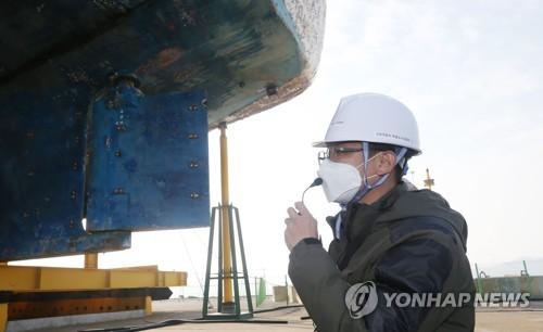 세월호 러더 방향 설명하는 사참위(목포=연합뉴스) 천정인 기자 = 26일 오후 전남 목포시 목포신항에 인양돼 있는 세월호 선체 앞에서 사회적 참사 특별조사위원회 관계자가 세월호 러더(방향타)에 대해 설명하고 있다. 2020.11.26 iny@yna.co.kr