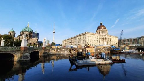 지난 9월 훔볼트포럼(오른쪽)과 베를린 대성당(왼쪽) [베를린=연합뉴스]