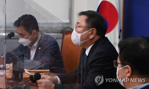 발언하는 김태년 원내대표(서울=연합뉴스) 진성철 기자 = 더불어민주당 김태년 원내대표가 27일 오전 국회에서 열린 최고위원회의에서 발언하고 있다. zjin@yna.co.kr