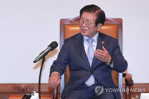 박병석 의장, 왕이 중국 외교부장 접견(서울=연합뉴스) 진성철 기자 = 박병석 국회의장이 27일 국회 사랑재에서 왕이 중국 외교부장을 접견하며 인사말하고 있다. zjin@yna.co.kr