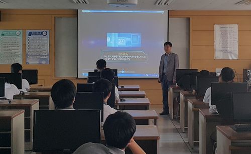 공업고 진로 지도하는 김영도 명장[본인 제공]