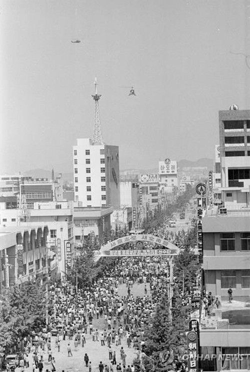 금남로에서 시위하는 광주시민들 위로 떠다니는 육군 공격헬기와 기동헬기[연합뉴스 자료사진]