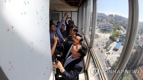 광주 전일빌딩 리모델링 앞두고 발견된 탄흔[연합뉴스 자료사진]