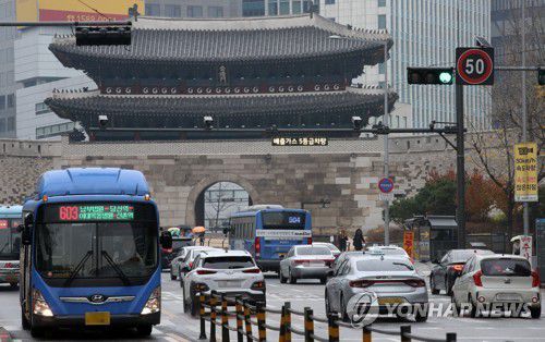 5등급차 단속[연합뉴스 자료사진] 지난해 12월 1일 서울 숭례문 인근에서 단속카메라가 운영되고 있는 모습. 2019.12.1