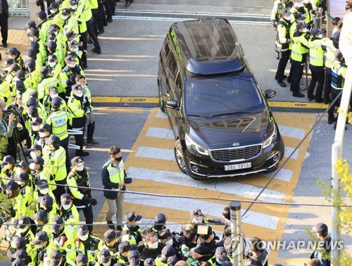 광주법원서 서울로 향하는 전두환2020년 4월 전두환 전 대통령의 두 번째 재판 출석 당시 사진.
[연합뉴스 자료사진]