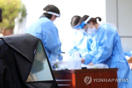 유모차 탄 어린이도 코로나19 검사(대전=연합뉴스) 김준범 기자 = 28일 오후 대전시 유성구 한 초등학교에 마련된 신종 코로나바이러스 감염증(코로나19) 임시 선별진료소에서 유모차에 탄 어린이가 검사 순서를 기다리고 있다. 2020.11.28 psykims@yna.co.kr