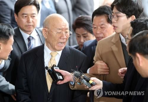 "왜 이래" 고성 치는 전두환 2019년 3월 재판 출석 당시
[연합뉴스 자료사진]