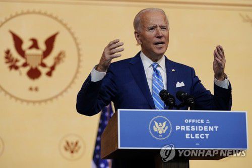 조 바이든 미국 대통령 당선인이 추수감사절을 하루 앞둔 지난 25일 대통령직 인수위원회가 있는 델라웨어주 윌밍턴의 '퀸 시어터' 극장에서 연설하고 있다. [AP=연합뉴스 자료사진]