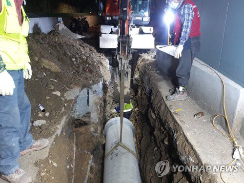 서울 마장축산물시장 하수관로 정비(서울=연합뉴스) 서울 성동구가 2016년부터 추진해온 '마장동 일대 침수 해소 사업'을 지난 27일 전면 완료했다고 밝혔다.
    사진은 마장축산물시장 하수관로 공사 현장. 
    [성동구 제공. 재판매 및 DB 금지] photo@yna.co.kr