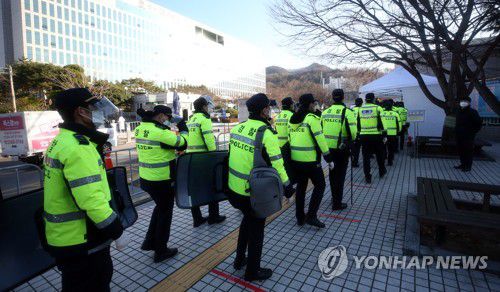 '오늘 전두환 판결'…법원으로 이동하는 경찰 기동대(광주=연합뉴스) 정회성 기자 = 30일 전두환 전 대통령이 피고인으로 출석 예정인 광주 동구 지산동 광주지방법원에서 경찰 기동대가 이동하고 있다. 전씨는 5·18 민주화운동 당시 헬기 사격을 목격했다고 증언한 고(故) 조비오 신부를 회고록에서 비난하고 명예를 훼손한 혐의로 재판에 넘겨져 이날 1심 선고를 받는다. 2020.11.30 hs@yna.co.kr