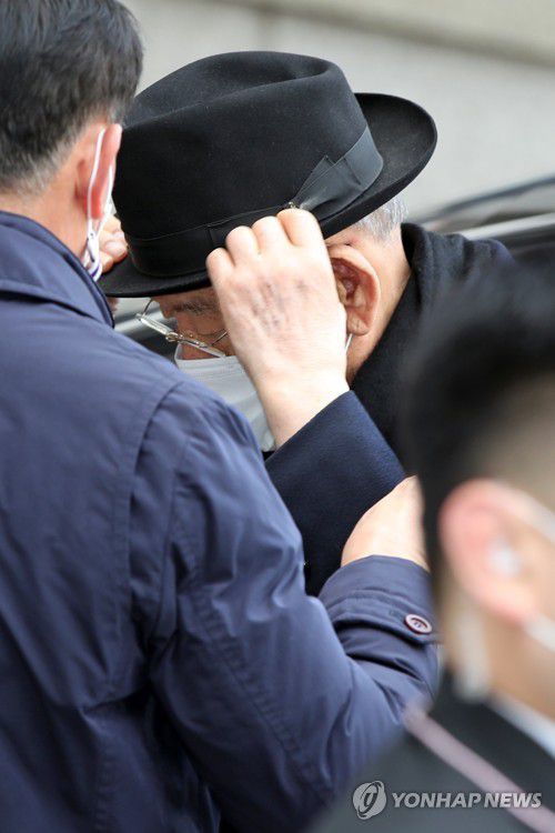 광주법원 도착한 전두환…오늘 '회고록' 형사재판 판결(광주=연합뉴스) 정회성 기자 = 30일 오전 전두환 전 대통령이 피의자 신분으로 광주 동구 지산동 광주지방법원에 출석하고자 차량에서 내리고 있다. 전씨는 5·18 민주화운동 당시 헬기 사격을 목격했다고 증언한 고(故) 조비오 신부를 회고록에서 비난하고 명예를 훼손한 혐의로 재판에 넘겨져 이날 1심 선고를 받는다. 전씨는 이날 법원에 들어서며 취재진 질문에 답변하지 않았다. 2020.11.30 hs@yna.co.kr