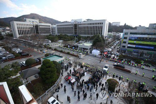 '전두환 처벌' 촉구하는 5·18단체(광주=연합뉴스) 정회성 기자 = 30일 오전 광주 동구 지산동 광주지방법원 앞에서 5·18 민주화운동 유공자와 5·18단체 관계자가 전두환 전 대통령의 처벌을 촉구하며 기자회견을 하고 있다. 전씨는 5·18 민주화운동 당시 헬기 사격을 목격했다고 증언한 고(故) 조비오 신부를 회고록에서 비난하고 명예를 훼손한 혐의로 재판에 넘겨져 이날 1심 선고를 받는다. 2020.11.30 hs@yna.co.kr