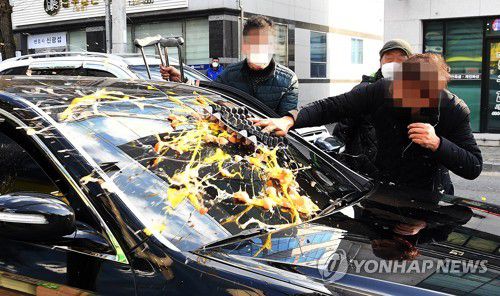 '전두환 차량'에 표출된 분노(광주=연합뉴스) 정회성 기자 = 전두환 전 대통령이 30일 광주지방법원에서 열린 '회고록 형사재판' 1심 선고 공판의 출석을 위해 탑승했던 검은색 승용차에 광주시민이 계란을 던지고 있다. 5·18 민주화운동 관련 단체 회원은 전씨가 이날 징역 8개월에 집행유예 2년의 유죄 판결을 받은 뒤 다른 차를 타고 광주법원을 빠져나가자 사죄를 요구하며 빈 차에 계란과 밀가루를 던졌다. 2020.11.30 hs@yna.co.kr