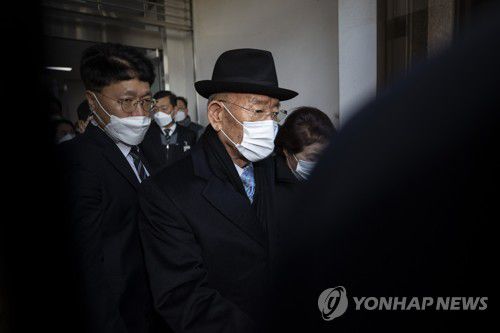 '유죄' 판결받고 퇴장하는 전두환(광주=연합뉴스) 정회성 기자 = 30일 오후 전두환 전 대통령이 광주 동구 지산동 광주지방법원을 나서고 있다. 전씨는 5·18 민주화운동 당시 헬기 사격을 목격했다고 증언한 고(故) 조비오 신부를 회고록에서 비난하고 명예를 훼손한 혐의로 재판에 넘겨져 이날 1심 재판부로부터 징역 8개월에 집행유예 2년의 유죄 판결을 받았다. 2020.11.30 hs@yna.co.kr