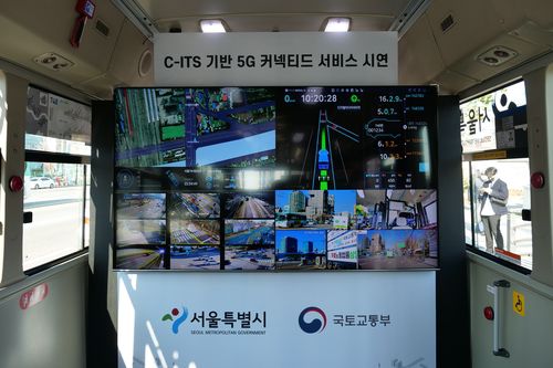 5G 자동차 커넥티드 서비스 시연 모습[서울시 제공. 재판매 및 DB 금지]