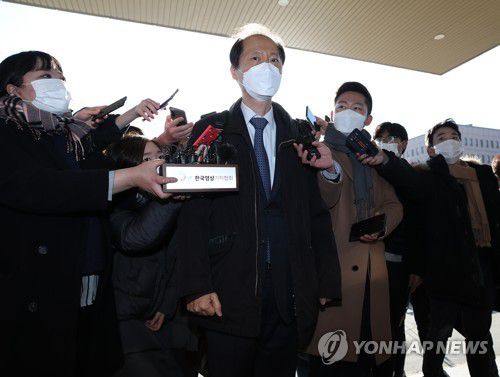 법무부 들어서는 이완규 변호사(과천=연합뉴스) 김도훈 기자 = 2020.12.1 superdoo82@yna.co.kr