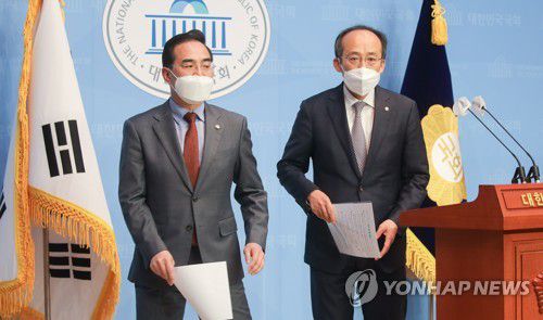 여야, 내년 예산안 합의(서울=연합뉴스) 진성철 기자 = 국회 예산결산특별위원회의 더불어민주당 박홍근 간사(왼쪽)와 국민의힘 추경호 간사가 1일 국회 소통관에서 2021회계연도 예산안 처리를 위한 합의문을 발표한 뒤 발언대를 나서고 있다.  2020.12.1 zjin@yna.co.kr