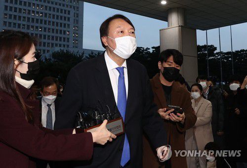출근하는 윤석열 검찰총장(서울=연합뉴스) 한종찬 기자 = 추미애 법무부 장관의 직무 배제 결정으로 출근하지 못했던 윤석열 검찰총장이 1일 오후 서울 서초구 서초동 대검찰청으로 출근하고 있다. saba@yna.co.kr