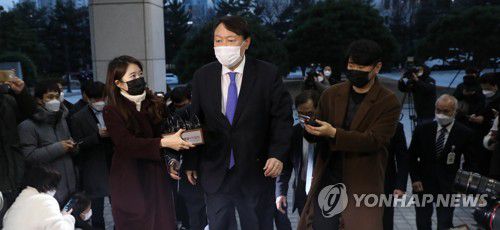 검찰 출근하는 윤석열 총장(서울=연합뉴스) 한상균 기자 = 추미애 법무부 장관의 직무 배제 결정으로 출근하지 못했던 윤석열 검찰총장이 지난 1일 오후 서초구 대검찰청으로 출근하고 있다.
    윤 총장은 서울행정법원의 집행정지 명령 효력 임시 중단 결정이 나오자마자 청사로 출근했다. [연합뉴스 자료사진]