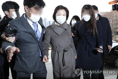 출근하는 추미애(과천=연합뉴스) 임헌정 기자 = 추미애 법무부 장관이 2일 오전 정부과천청사로 출근하고 있다. 2020.12.2 kane@yna.co.kr