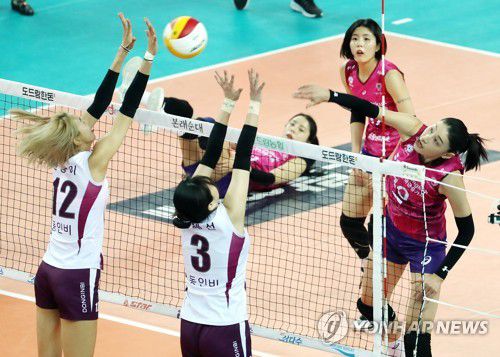 김연경 '날 막을 순 없어'(인천=연합뉴스) 윤태현 기자 = 2일 인천 계양체육관에서 열린 여자프로배구 흥국생명 핑크스파이더스와 KGC인삼공사 프로배구단의 경기. 1세트 흥국생명 김연경이 스파이크를 날리고 있다. 2020.12.2 tomatoyoon@yna.co.kr