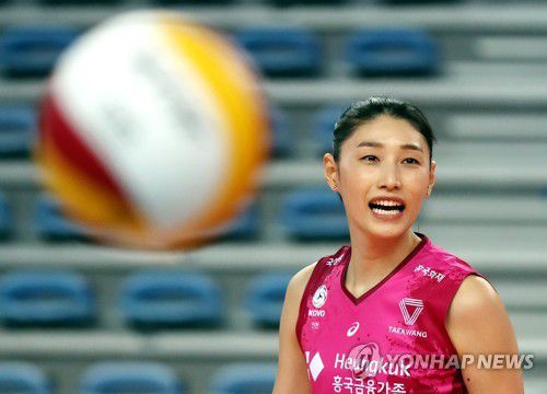 동료 득점에 기뻐하는 김연경(인천=연합뉴스) 윤태현 기자 = 2일 인천 계양체육관에서 열린 여자프로배구 흥국생명 핑크스파이더스와 KGC인삼공사 프로배구단의 경기. 4세트 흥국생명 김연경이 동료의 득점에 기뻐하고 있다. 2020.12.2 tomatoyoon@yna.co.kr